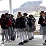 Acuerdan limitar uso de celulares en las escuelas